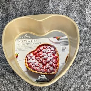 *NWT Crofton Heart Shape Cake Pan